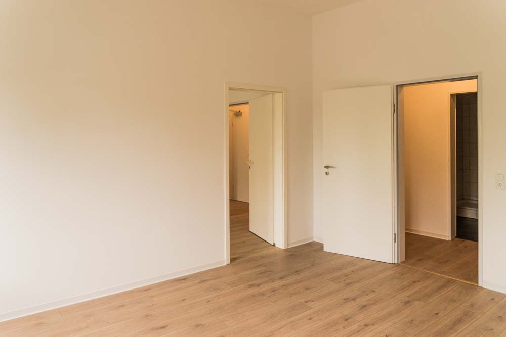 Raum 18 qm, Blick zum Nebenzimmer und Flur