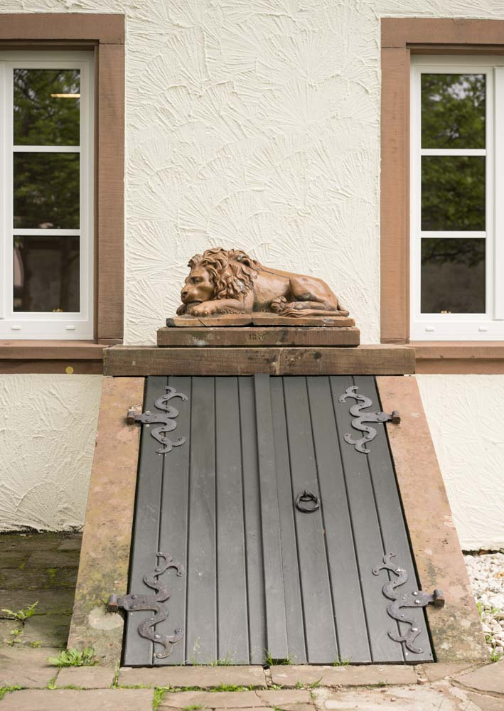 Kellerabgang mit Steinzeuglöwe