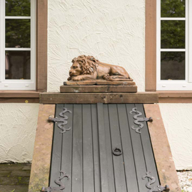 Eingang Keller mit Löwe.jpg